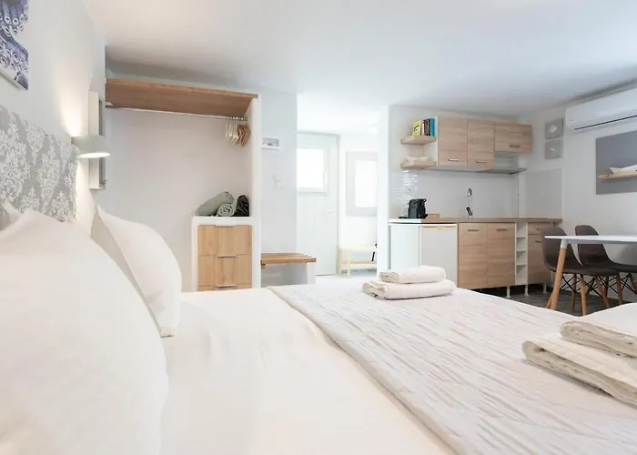 White W3 New In דירה